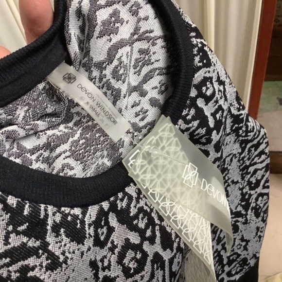 Devon Windsor Kamila Crop Top Long Sleeved Compression NWT Size XS - Picture 7 of 9